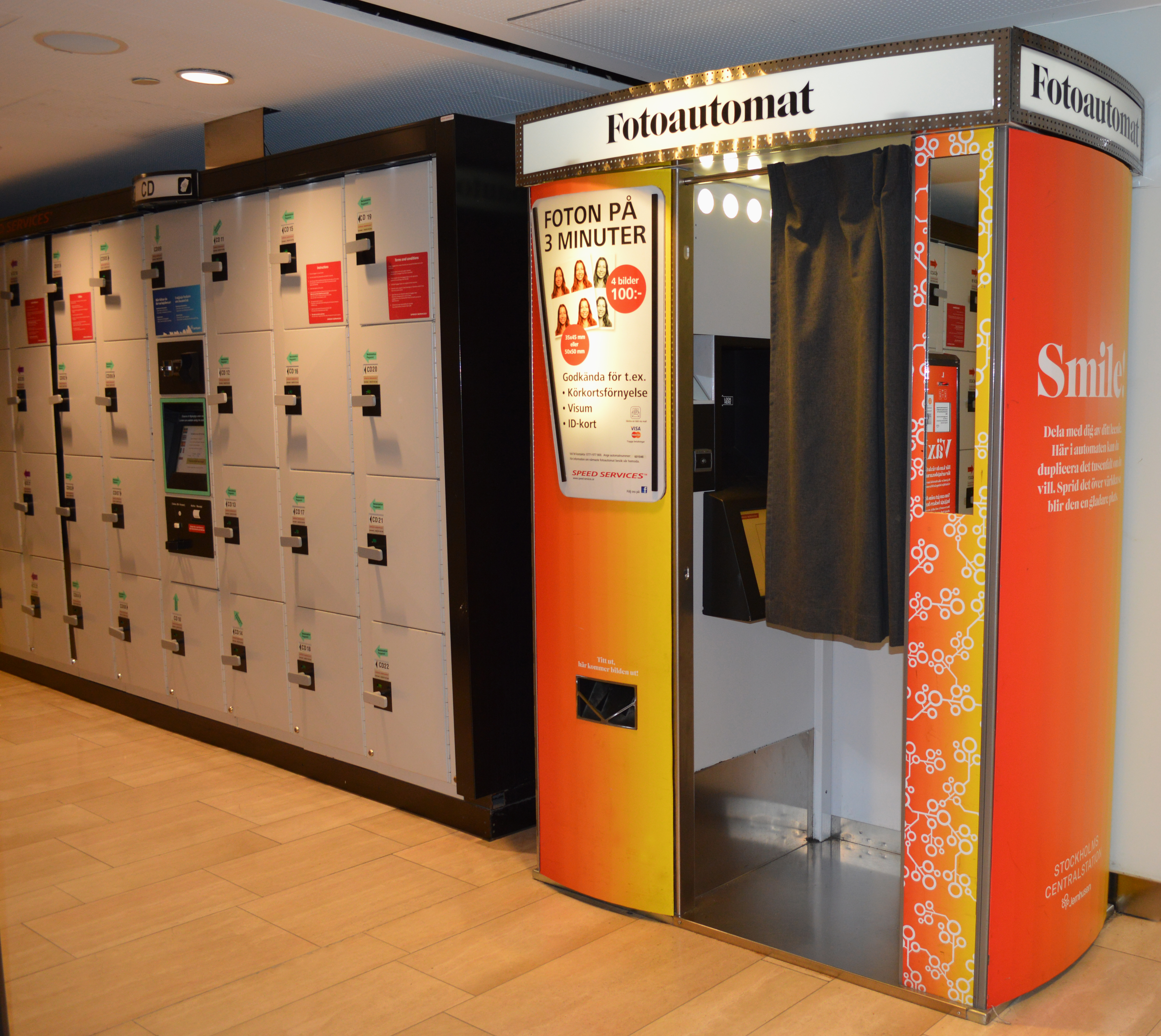 Säilytyslokerot ja valokuva-automaatti Tukholman päärautatieasemalla